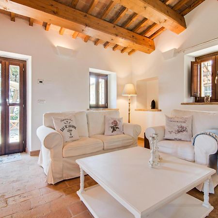 Stunning Apartment In Mombaroccio Near Metauro River Exterior photo