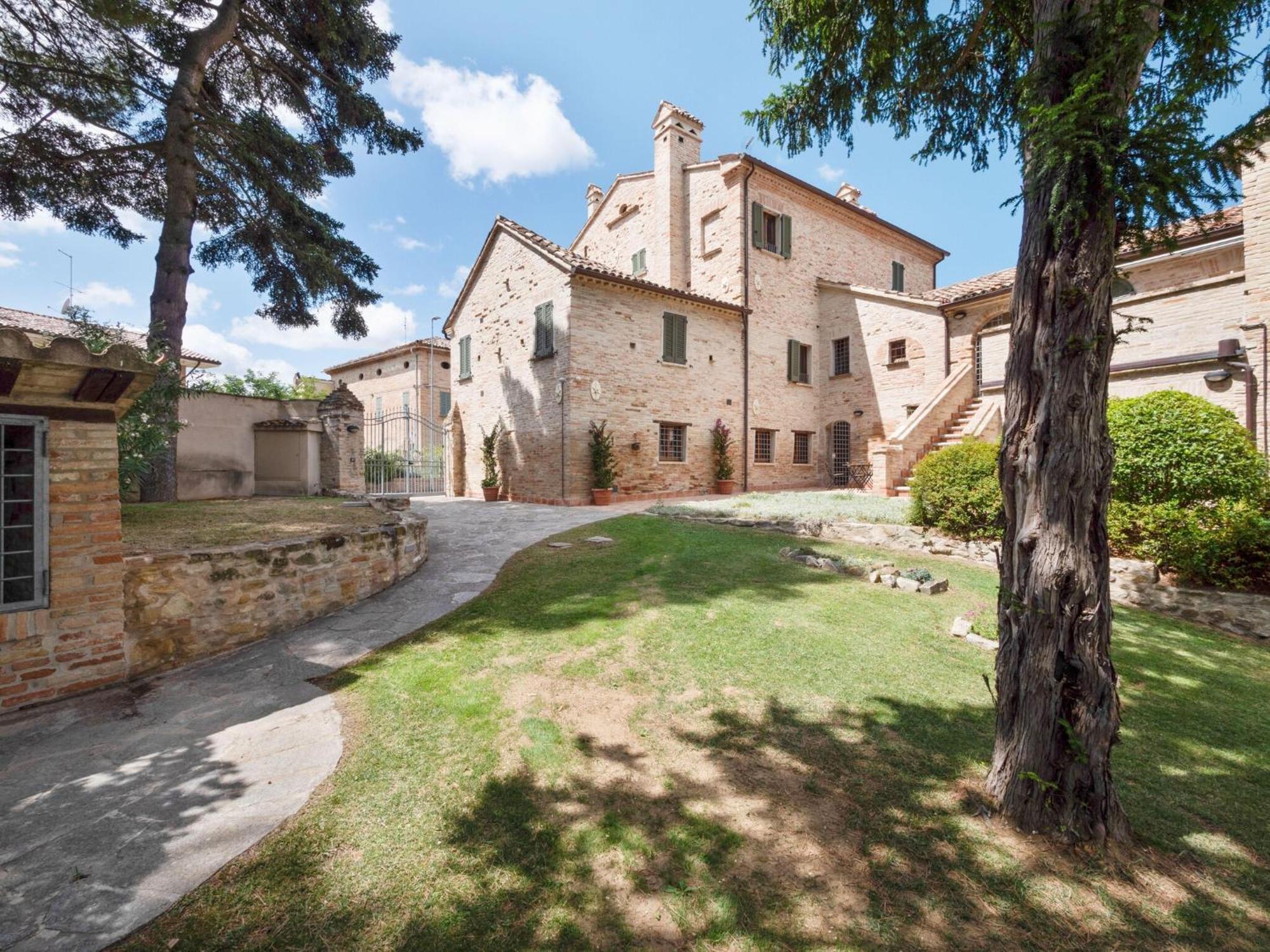 Stunning Apartment In Mombaroccio Near Metauro River Exterior photo