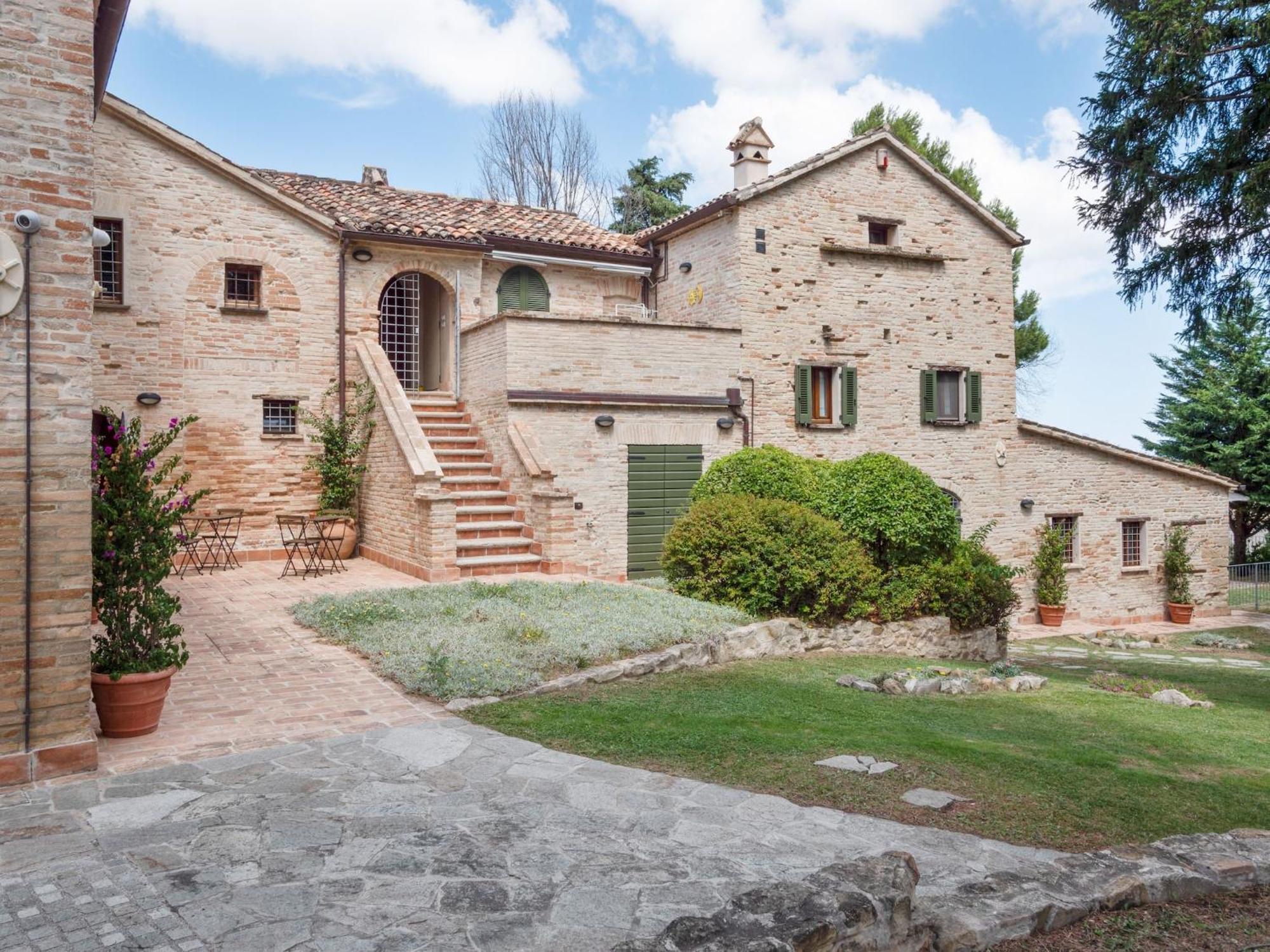 Stunning Apartment In Mombaroccio Near Metauro River Exterior photo