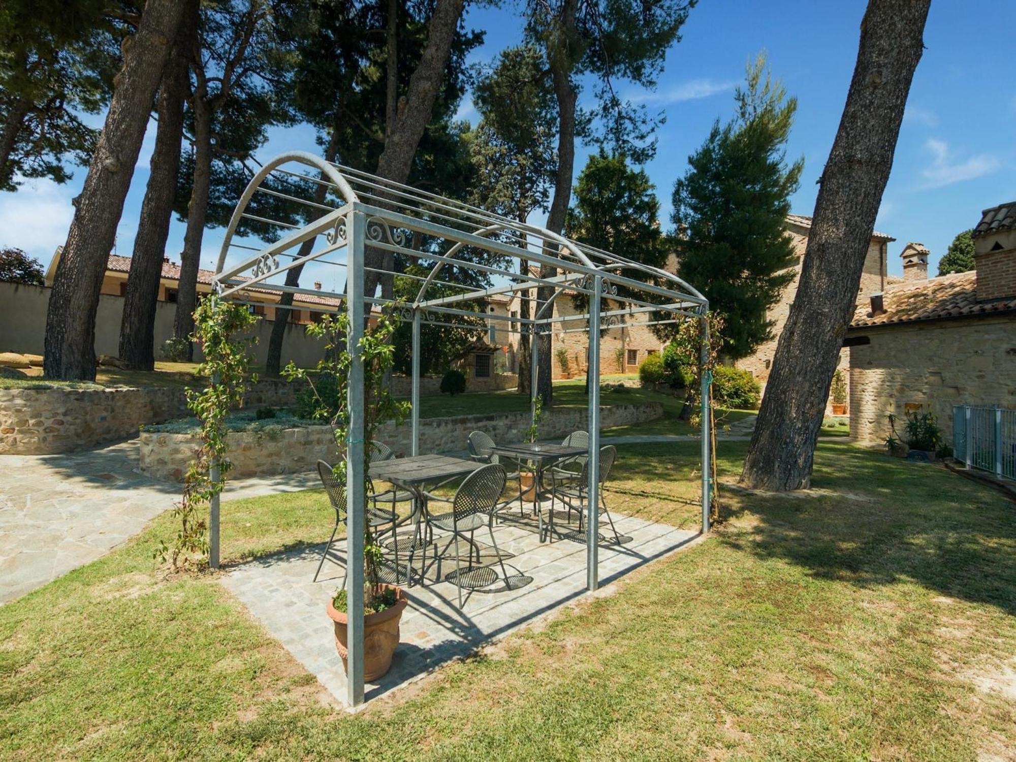 Stunning Apartment In Mombaroccio Near Metauro River Exterior photo