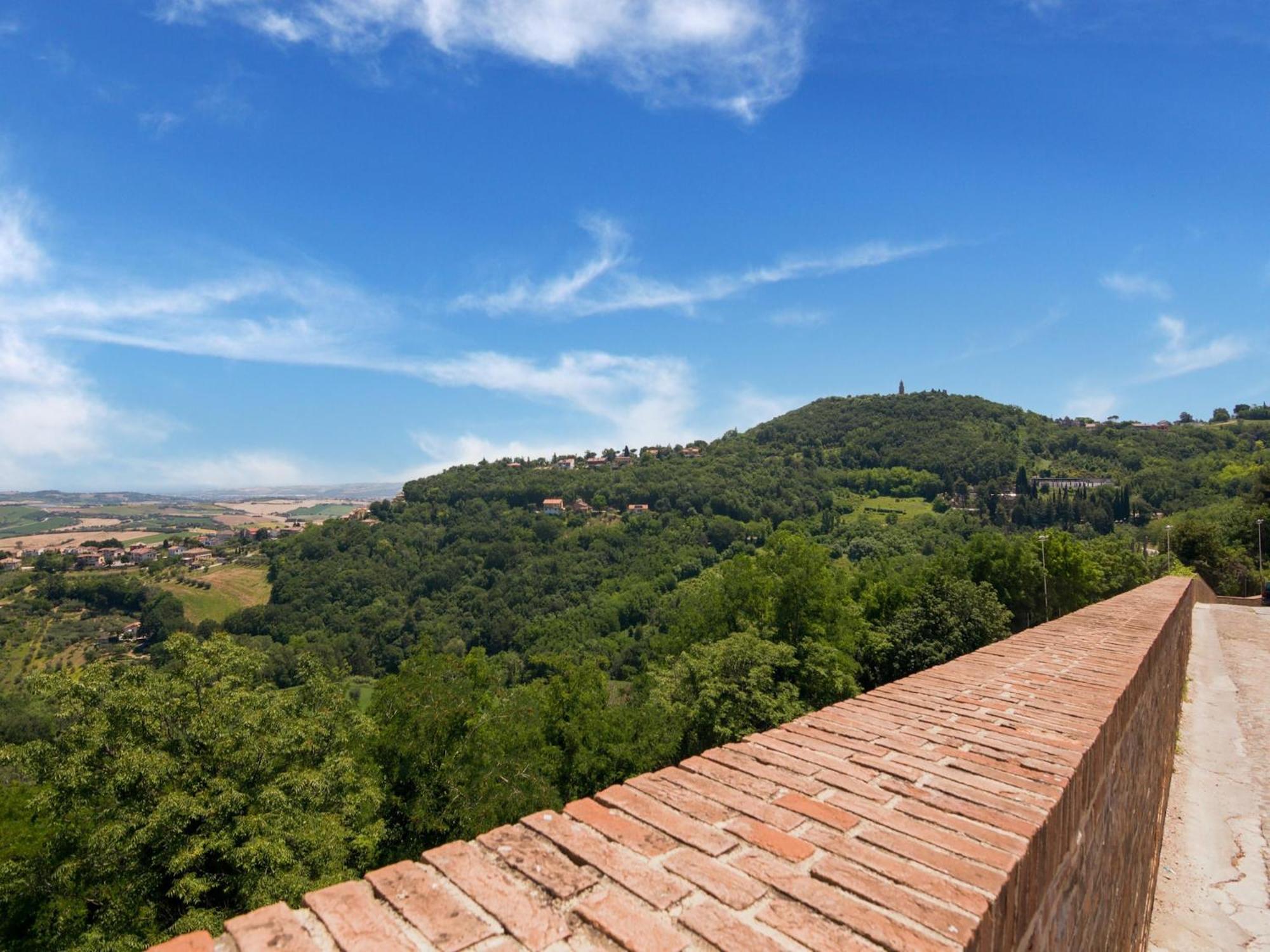Stunning Apartment In Mombaroccio Near Metauro River Exterior photo